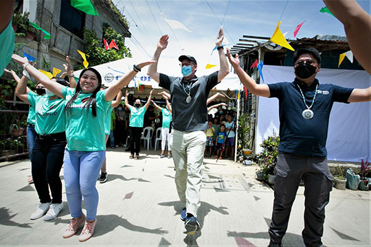 Habitat CEO Jonathan Reckford joins community in Cebu