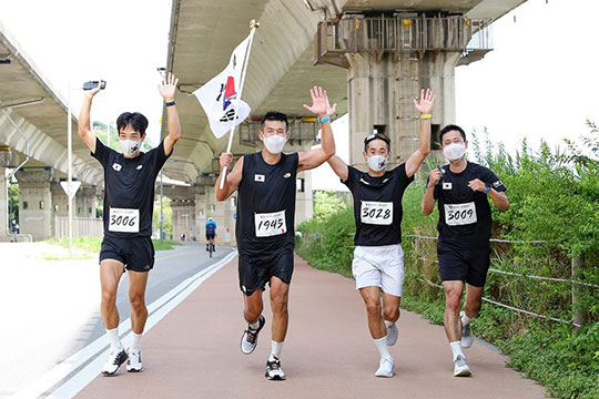 Korean rapper Sean (second from left) in Virtual 815 Race